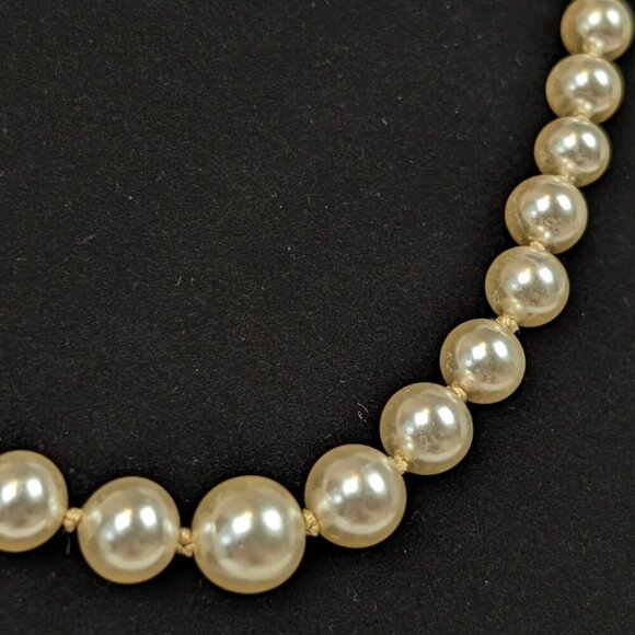 Vintage Beige Glass Pearl Graduated Necklace - Picture 3 of 5